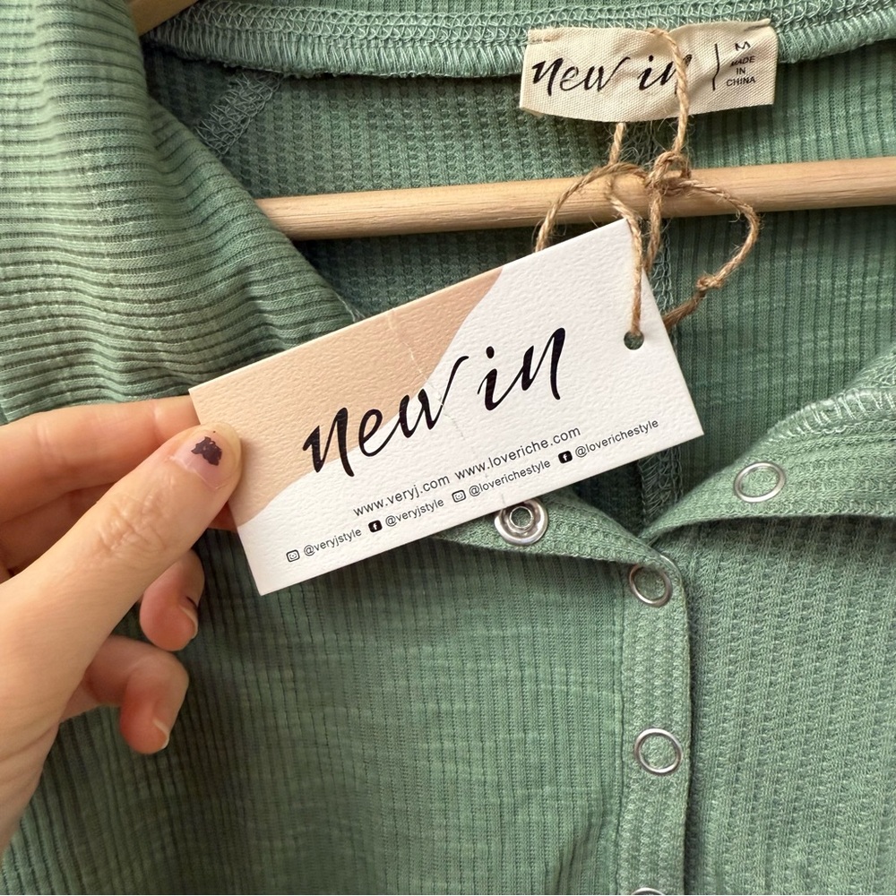 Boutique NWT Sage Green Long Sleeve - Picture 4 of 9